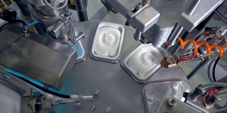 圆桌与机器人设备的奶酪包装。
