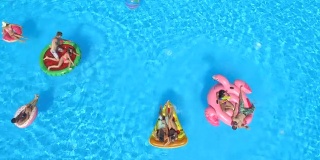 空中的朋友们在水池里打水仗，在彩色的浮子上泼水