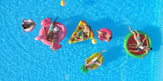 天线:好玩的健康的人们享受着有趣的充气漂浮物的暑假