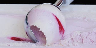 用冰淇淋勺舀冰淇淋的慢动作镜头