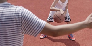 亚洲男孩在球场上打篮球的慢镜头