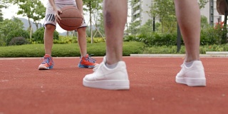 篮球运动员在球场上移动的脚的特写慢动作