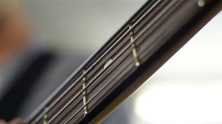 吉他手弹奏电子贝斯吉他视频素材模板下载