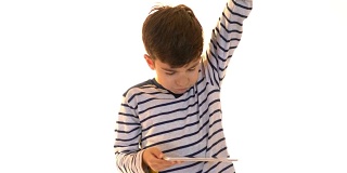 快乐男孩与数字平板电脑在白色背景