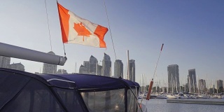 加拿大国旗上的帆船在夏天的安大略湖多伦多