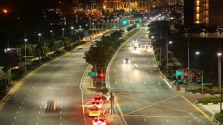 时间流逝:新加坡城市道路上的夜间交通视频素材模板下载