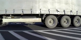 大型货车在高速公路上行驶，侧视图。