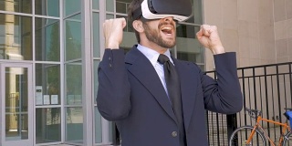 兴奋的商人在增强虚拟现实与VR眼镜在慢动作