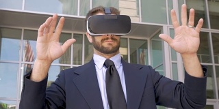 男性商务主管享受虚拟现实体验与VR头盔