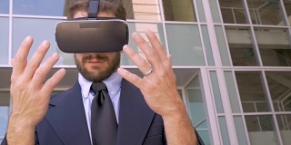 英俊的商人在虚拟现实增强世界与VR眼镜