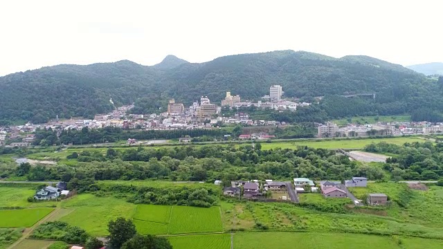 2017年夏天，德雷恩航拍日本宫城县大崎的鸣子温泉和稻田