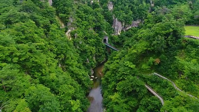 2017年夏天，德雷恩航拍日本宫城县大崎市鸣子峡谷和河流