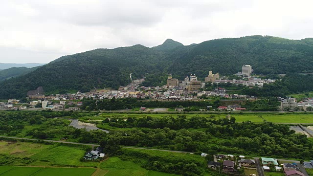 2017年夏天，德雷恩航拍日本宫城县大崎的鸣子温泉和稻田