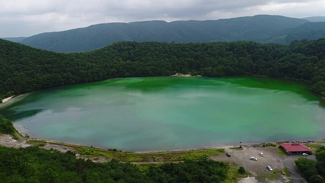 2017年夏天，多隆航拍了日本宫城县大崎市的湖泊和山脉