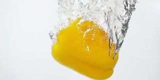 成熟的黄辣椒从水中落下