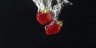 成熟的草莓掉进水里