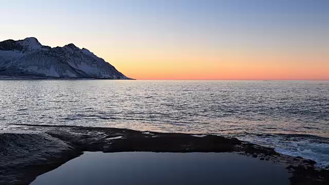 挪威北部Senja岛的奥克肖南山脉附近的日落