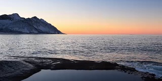 挪威北部Senja岛的奥克肖南山脉附近的日落