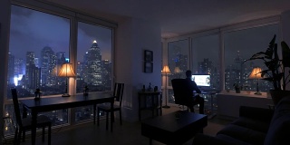 令人惊叹的高层公寓阁楼在晚上。城市生活方式背景。