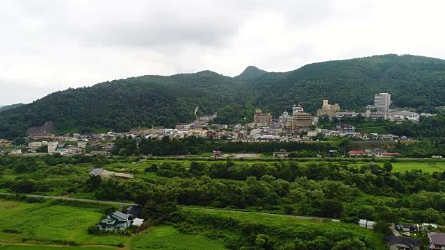 2017年夏天，德雷恩航拍日本宫城县大崎的鸣子温泉和稻田