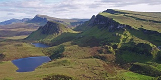 在苏格兰高地斯凯岛Meall na Suiramach东部的Quiraing上空的电影飞行