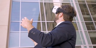 有吸引力的商人与VR头盔体验虚拟现实世界