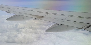 飞机机翼高空云层的鸟瞰图