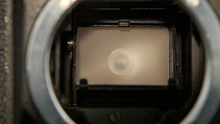 拍摄薄膜相机快门片的慢动作，特写视频素材模板下载