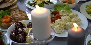 餐厅里晚餐用蜡烛的结婚餐桌