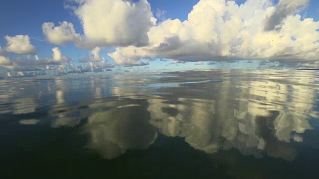 云层在热带海洋中反射