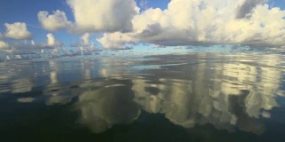 云层在热带海洋中反射