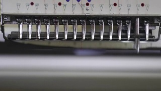 工业绣花设备。纺织绣花机在服装制造商。视频素材模板下载