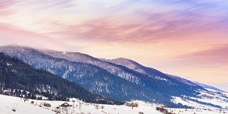 山峰上的雪被风吹走了。冬天的风景。天很冷，下着雪。