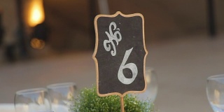 黑色婚礼的数字桌是6号的