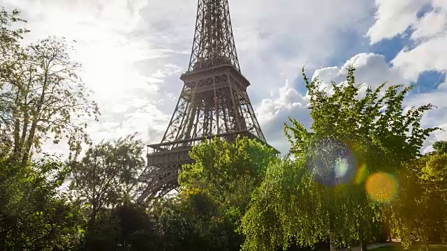 站在巴黎战神广场的花园里，仰望埃菲尔铁塔
