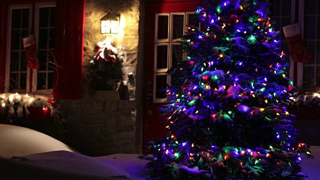 4K照亮圣诞树在晚上在暴风雪
