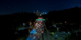 洛杉矶市中心和110南高速公路夜间时光2
