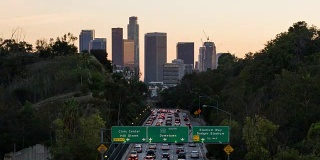 洛杉矶市中心和110号南高速公路的昼夜时间