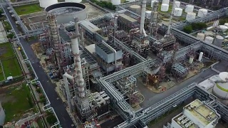 4K鸟瞰图周围的炼油厂油罐视频素材模板下载