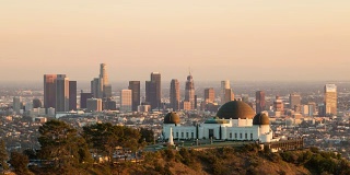 洛杉矶市中心和格里菲斯天文台-昼到夜的时间推移
