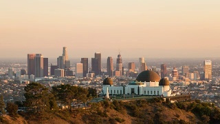 洛杉矶市中心和格里菲斯天文台-昼到夜的时间推移视频素材模板下载