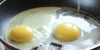 早餐刚炒好的鸡蛋，在煎锅里撒上香料