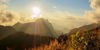 泰国清迈名山之一的清岛大山，云雾缭绕，阳光灿烂。