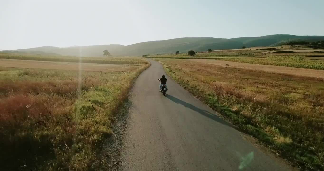 在乡下骑摩托车