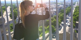 巴黎的一名女子从空中拍摄这座城市