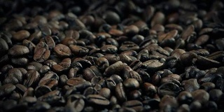 烤好的咖啡豆在麻袋里慢慢旋转