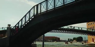 美丽的威尼斯桥。在桥下游泳，阳光明媚。威尼斯之旅