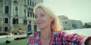 以威尼斯大运河为背景的自拍。一名年轻女子在视频中开枪自杀。在意大利旅游