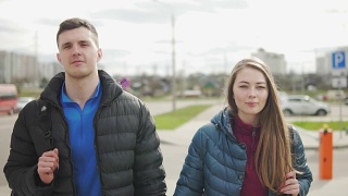 年轻的男男女女走在街上视频素材模板下载