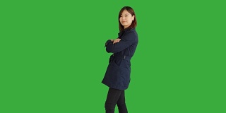 年轻的亚洲妇女站在绿色屏风的背景下孤立。中国女性人物肖像。